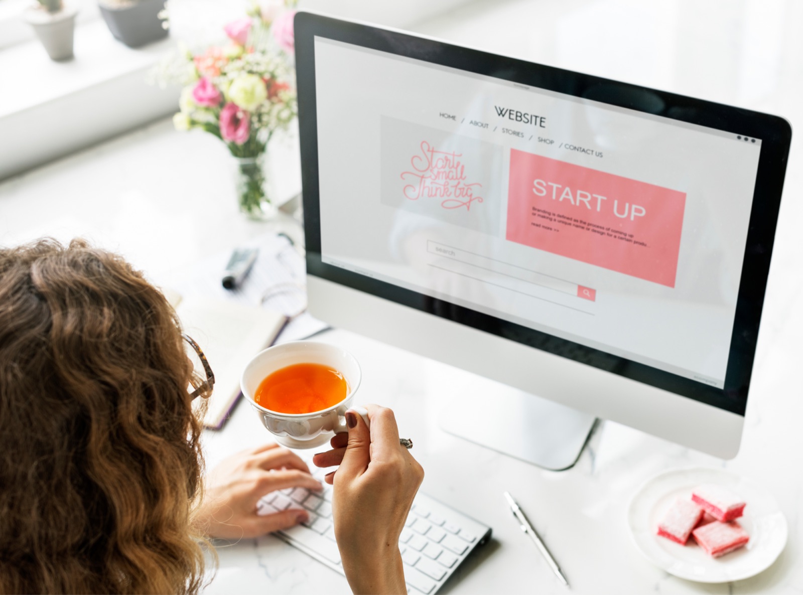Kundin arbeitet an ihrer neuen Website